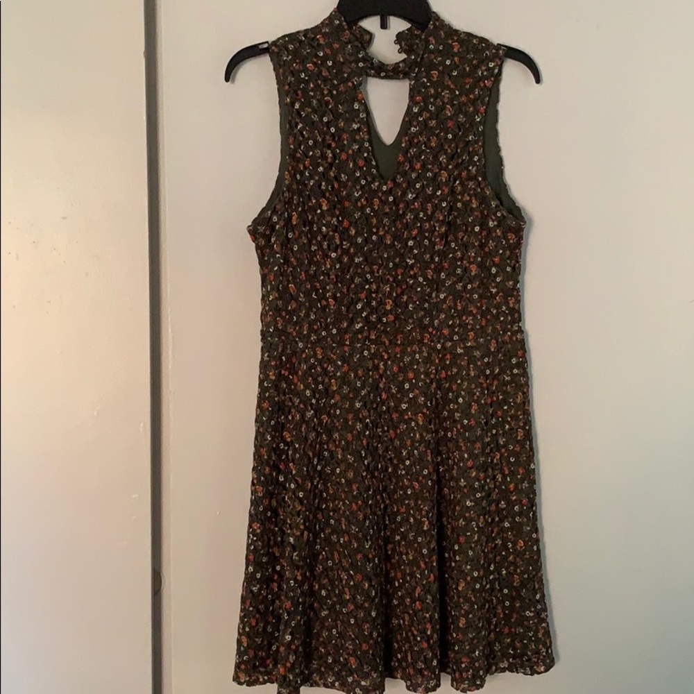 Sleeveless floral lace dress